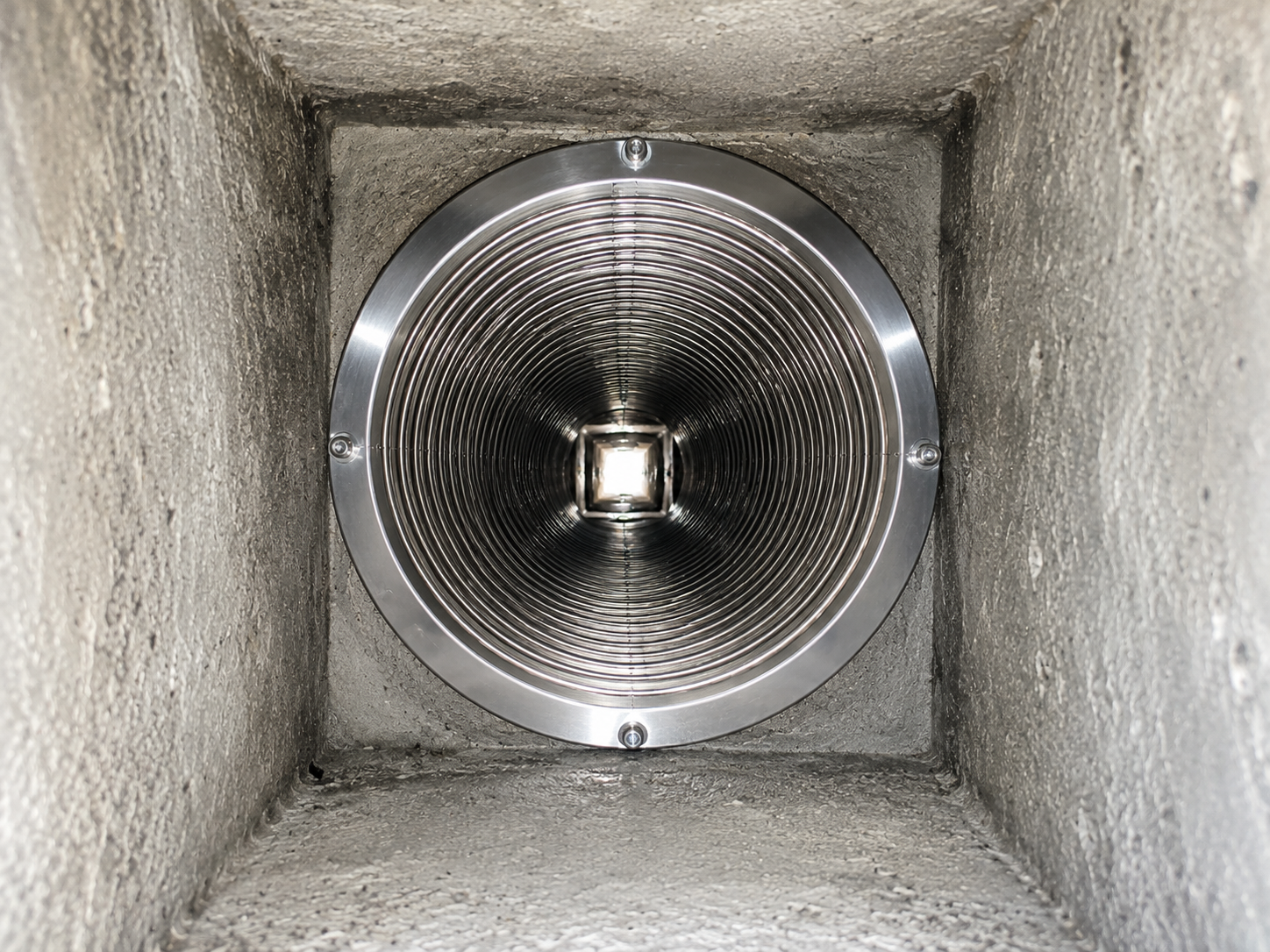 Le même conduit après tubage inox par Neo Ramonage, brillant et parfaitement propre